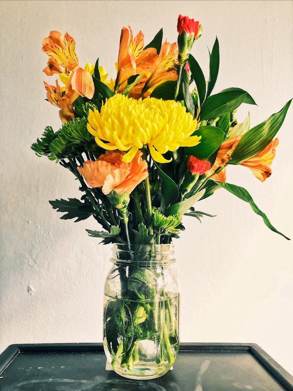 Video tutorial on creating a spring bouquet